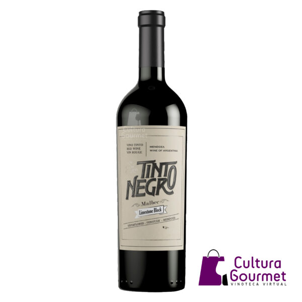 Este Tinto Negro Limestone Block Malbec, preoviene del departamento de Tunuyán, en el medio del Valle de Uco, donde las montañas de los Andes se abren paso hacia el este, acercándolos mucho más a los viñedos. A una altura de 1200 msnm se encuentra el distrito de Los Chacayes que cuenta con suelos muy rocosos y ricos en piedra caliza. Este perfil de suelo produce Malbec con delicados aromas florales, sabores de frutas azules profundas y una mineralogía salada. El vino se co-fermenta con 10-12% de Cabernet Franc para mayor complejidad.